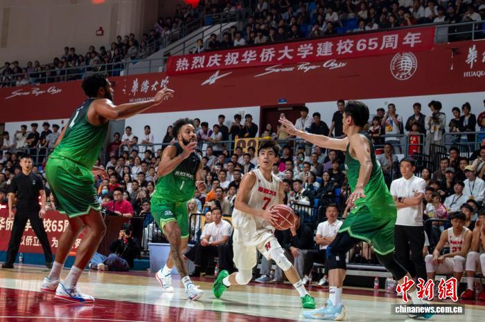 华侨大学男篮逆转澳门黑熊 恭喜建校65周年庆典