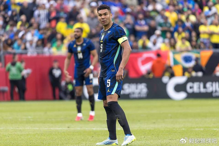 巴西传奇卡洛斯盛赞卡塞米罗：其实力可比2002年