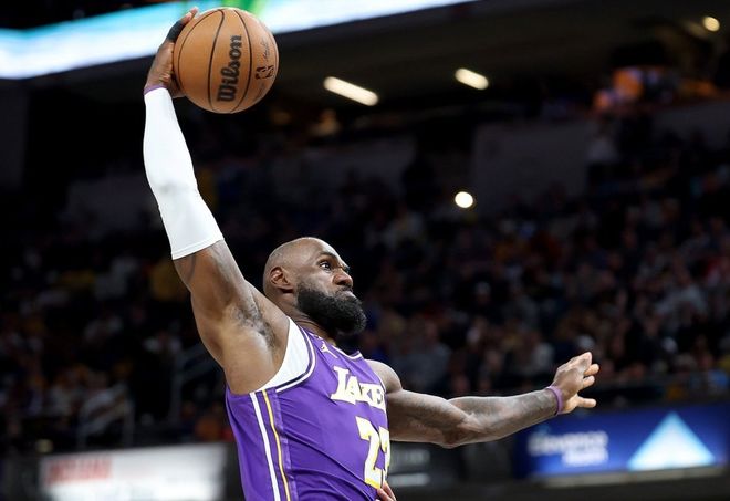 库里复出狂砍29分 杜兰特詹姆斯联手展现超巨风