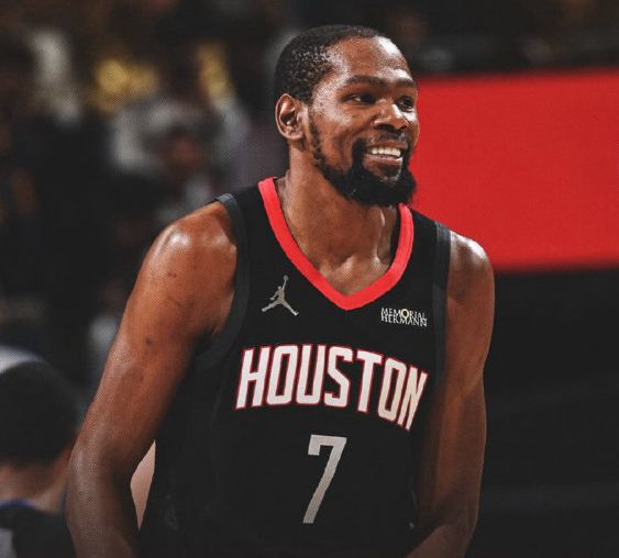 库里复出狂砍29分 杜兰特詹姆斯联手展现超巨风