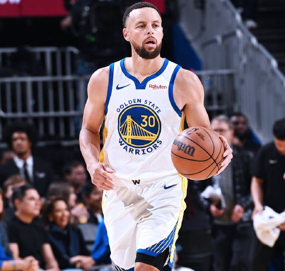 库里复出狂砍29分 杜兰特詹姆斯联手展现超巨风