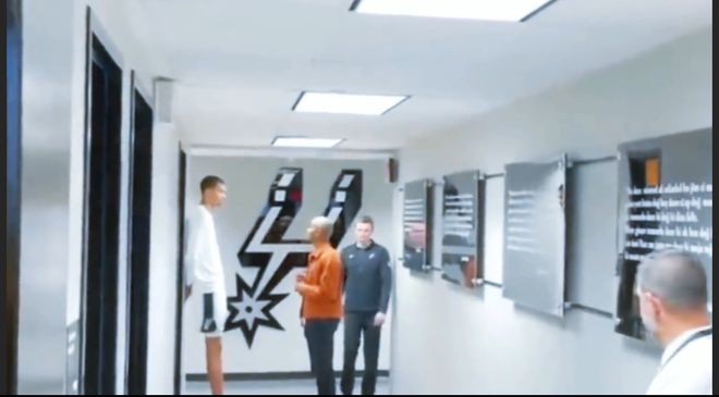 文班亚马季后赛首秀35分创纪录 马刺传奇集体托