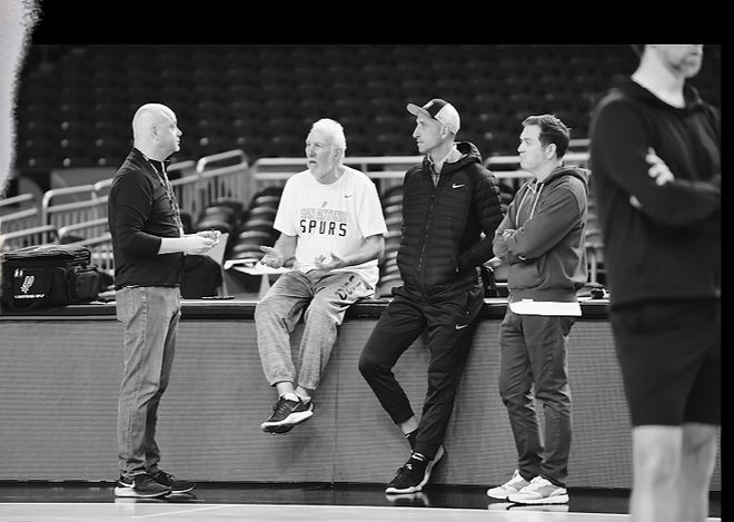 文班亚马季后赛首秀35分创纪录 马刺传奇集体托