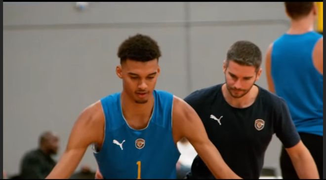 文班亚马季后赛首秀35分创纪录 马刺传奇集体托