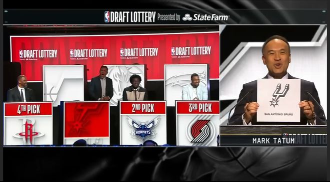 文班亚马季后赛首秀35分创纪录 马刺传奇集体托