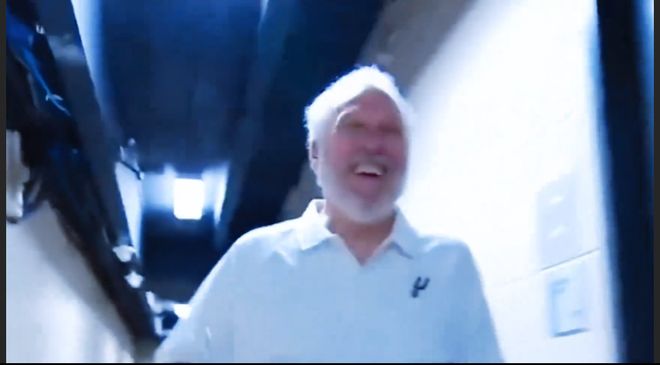 文班亚马季后赛首秀35分创纪录 马刺传奇集体托