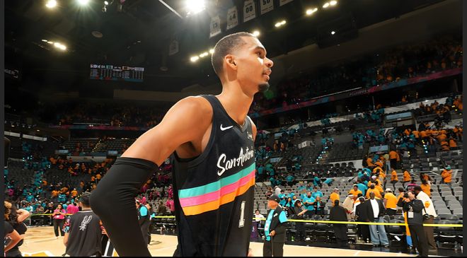 文班亚马季后赛首秀35分创纪录 马刺传奇集体托