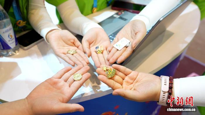 三亚亚沙会徽章成赛场外友谊桥梁