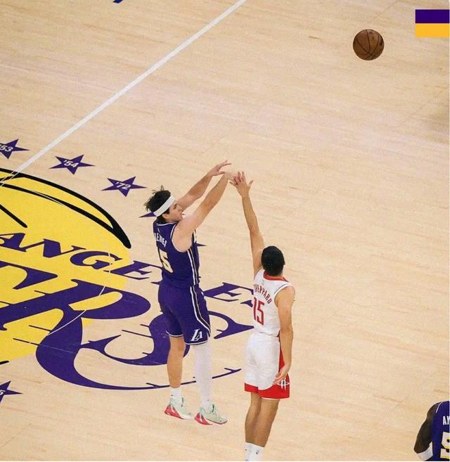 里夫斯复出表现低迷湖人惜败火箭